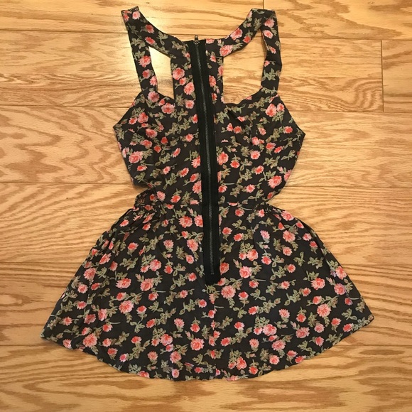 Gray Floral Cut Out Flowy Tank - Picture 2 of 2